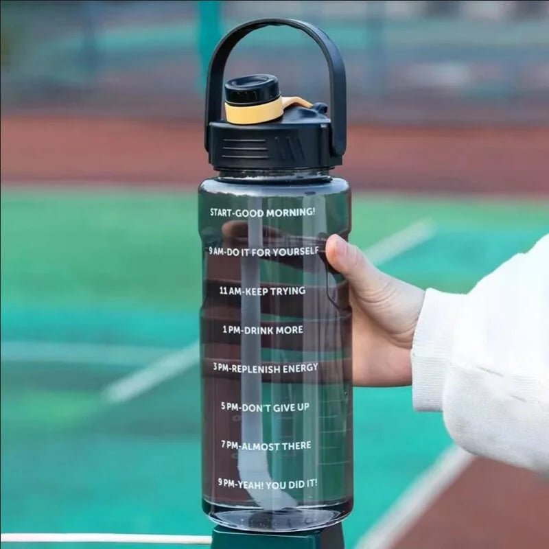 Sport-Wasserflasche, großes Fassungsvermögen, Kunststoffbecher, auslaufsicher, mit Strohhalm und Zeitmarkierung für Heim- und Outdoor-Sportarten