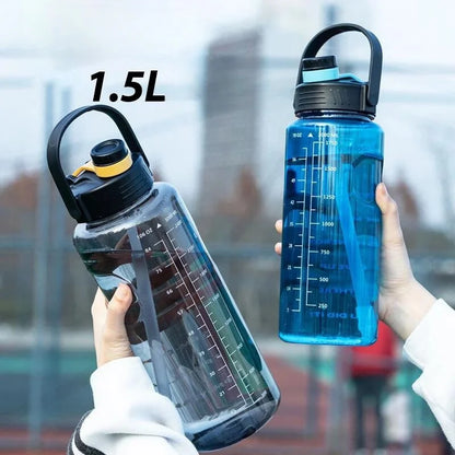 Sport-Wasserflasche, großes Fassungsvermögen, Kunststoffbecher, auslaufsicher, mit Strohhalm und Zeitmarkierung für Heim- und Outdoor-Sportarten