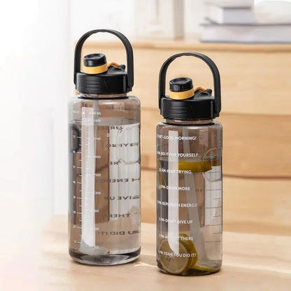 Sport-Wasserflasche, großes Fassungsvermögen, Kunststoffbecher, auslaufsicher, mit Strohhalm und Zeitmarkierung für Heim- und Outdoor-Sportarten